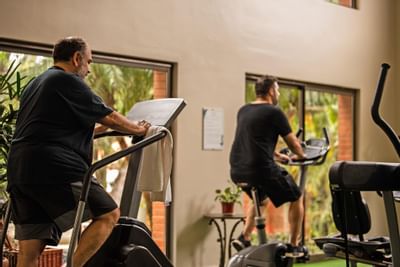 Dois homens fazendo cardio em uma academia no Iguazu Grand Resort
