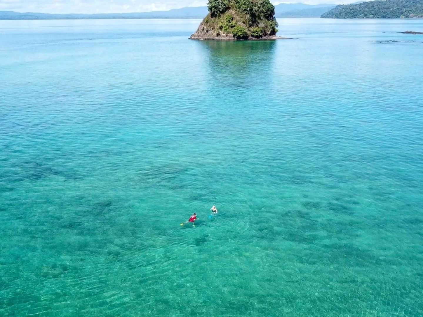 Two people snorkeling in Golfo Dulce near Playa Cativo Lodge