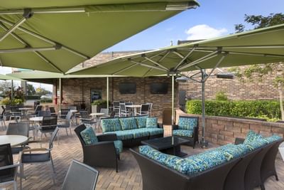 Topsy Turvey Lounge outdoor dining area at Rosen Inn International