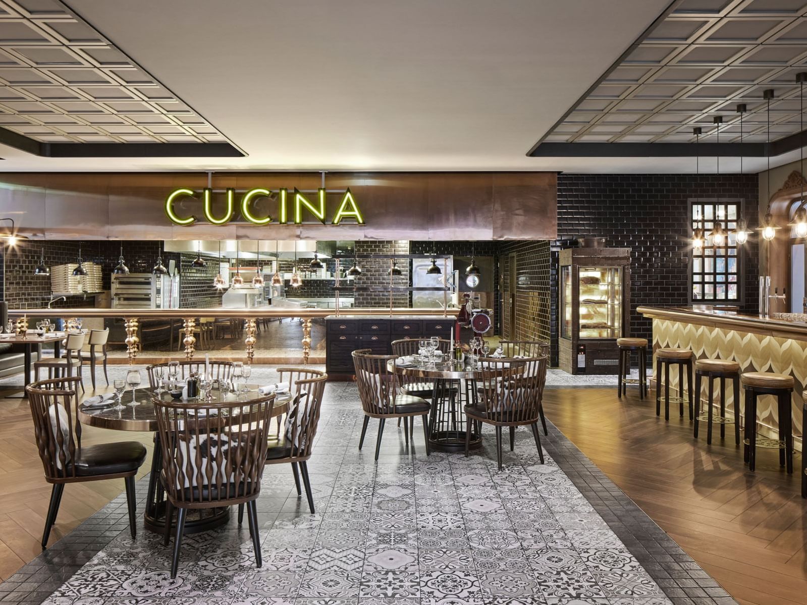 Elegantes Restaurant mit Holzboden, Tischen, Stühlen und Bar – Titanic Chaussee Berlin.