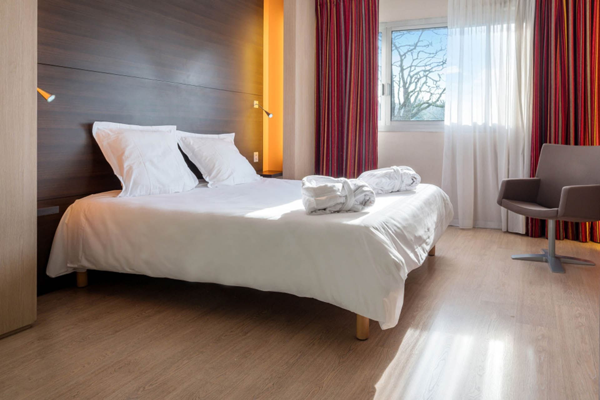 Lit king-size dans une chambre supérieure à l'Oceania Quimper