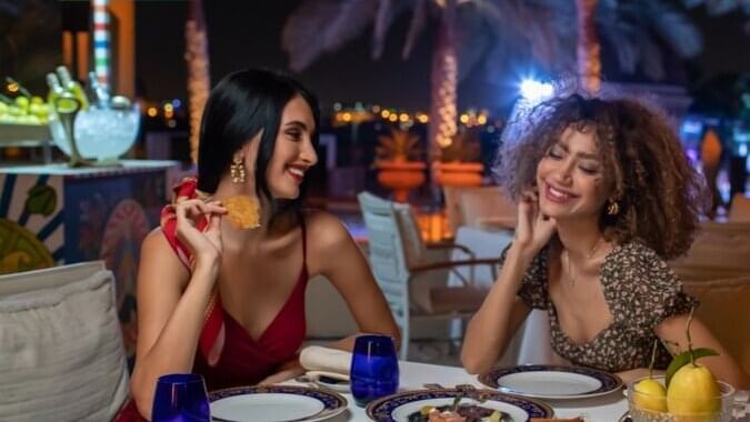 2 women at a dining table in Vanitas at Palazzo Versace