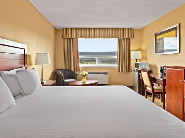 King bed guest room in Williams Lake, BC - Coast Fraser Inn