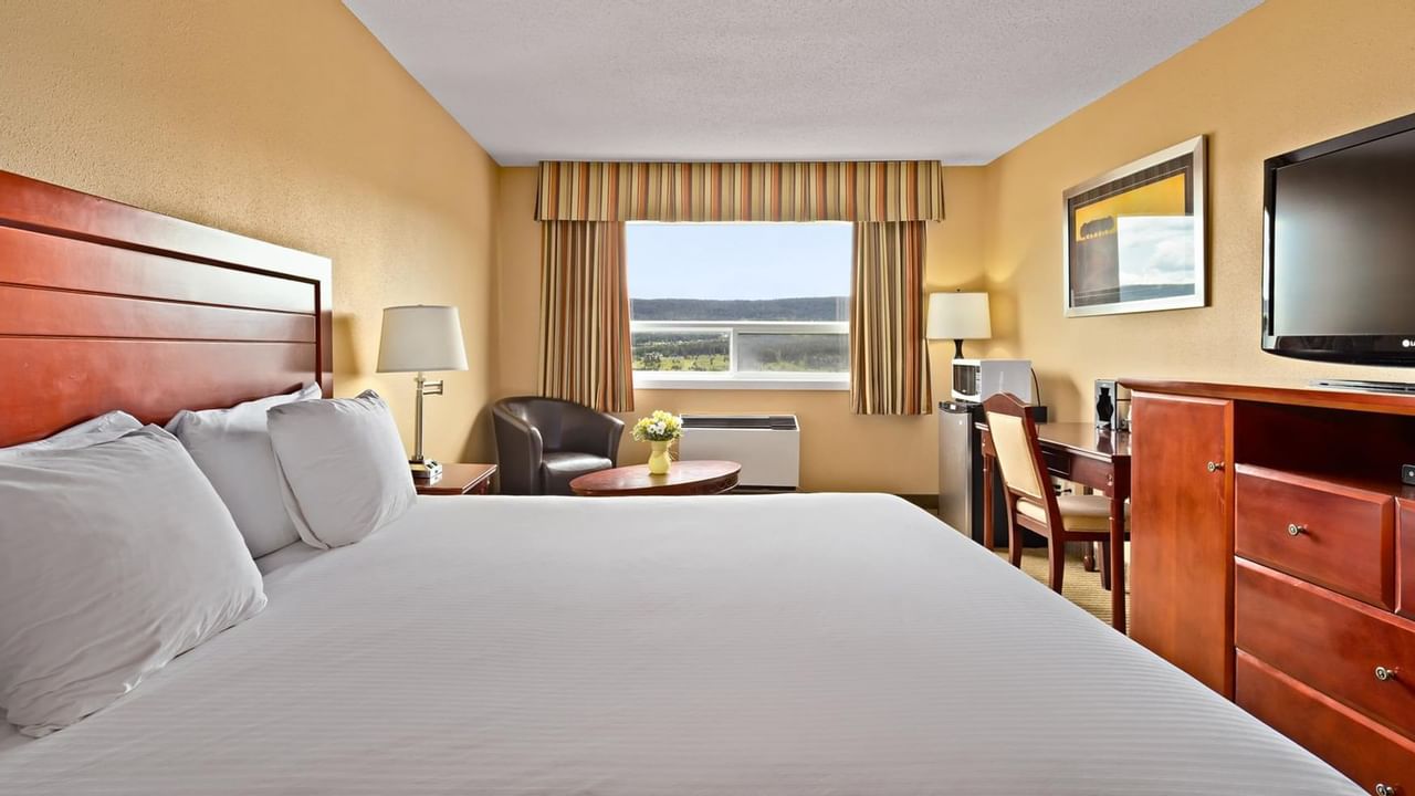 King bed guest room in Williams Lake, BC - Coast Fraser Inn