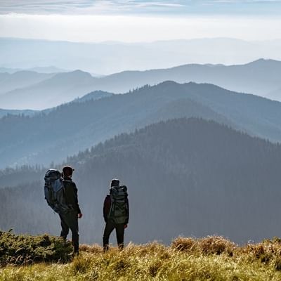 2 hikers on a mountain near Falkensteiner Hotels
