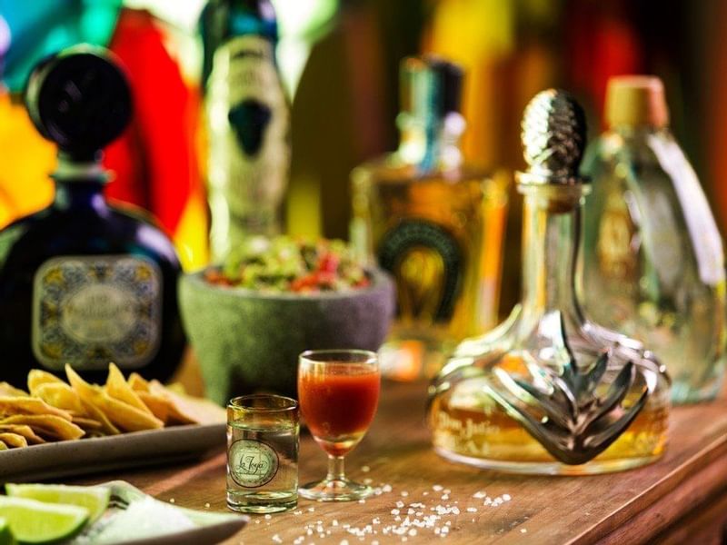 Botellas de licor y aperitivos en La Joya, Grand Fiesta Americana