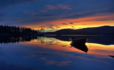 Innsjø i Norge i solnedgang