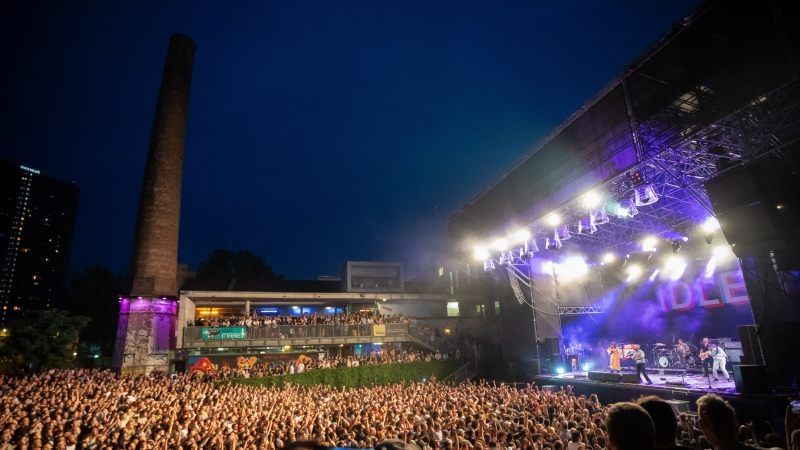 Concert at Arena Wien at night with a large crowd in front of a lit-up stage.