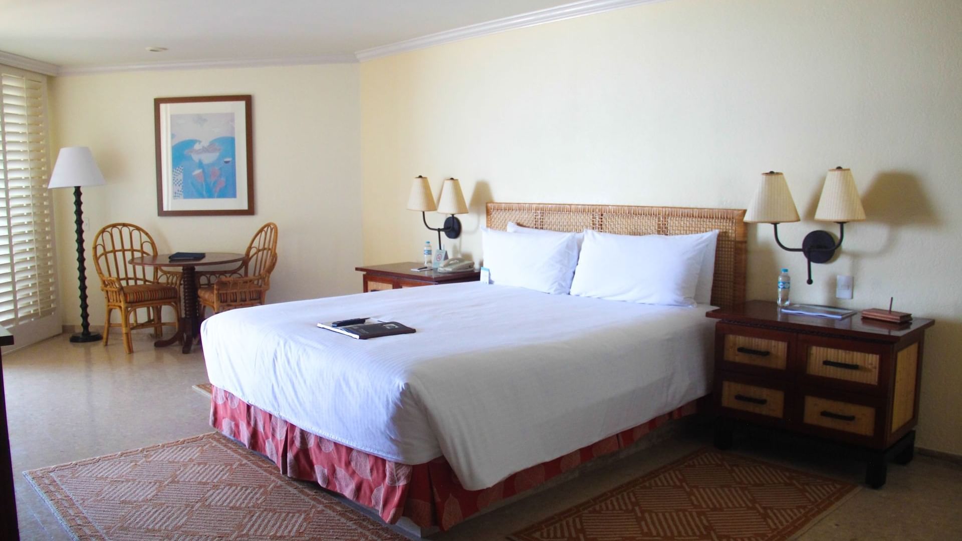 King bed & lounge area in Princesa King at Mundo Imperial