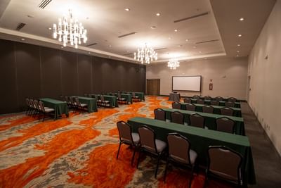Classroom setup facing the projector screen in Araiza Hall at Hotel Mirra, corporate rate hotel San Luis Rio Colorado Sonora