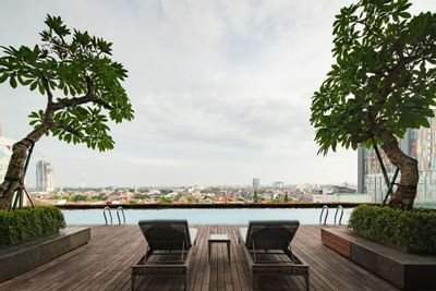 Infinity pool and pool beds at Vasa Hotel Surabaya