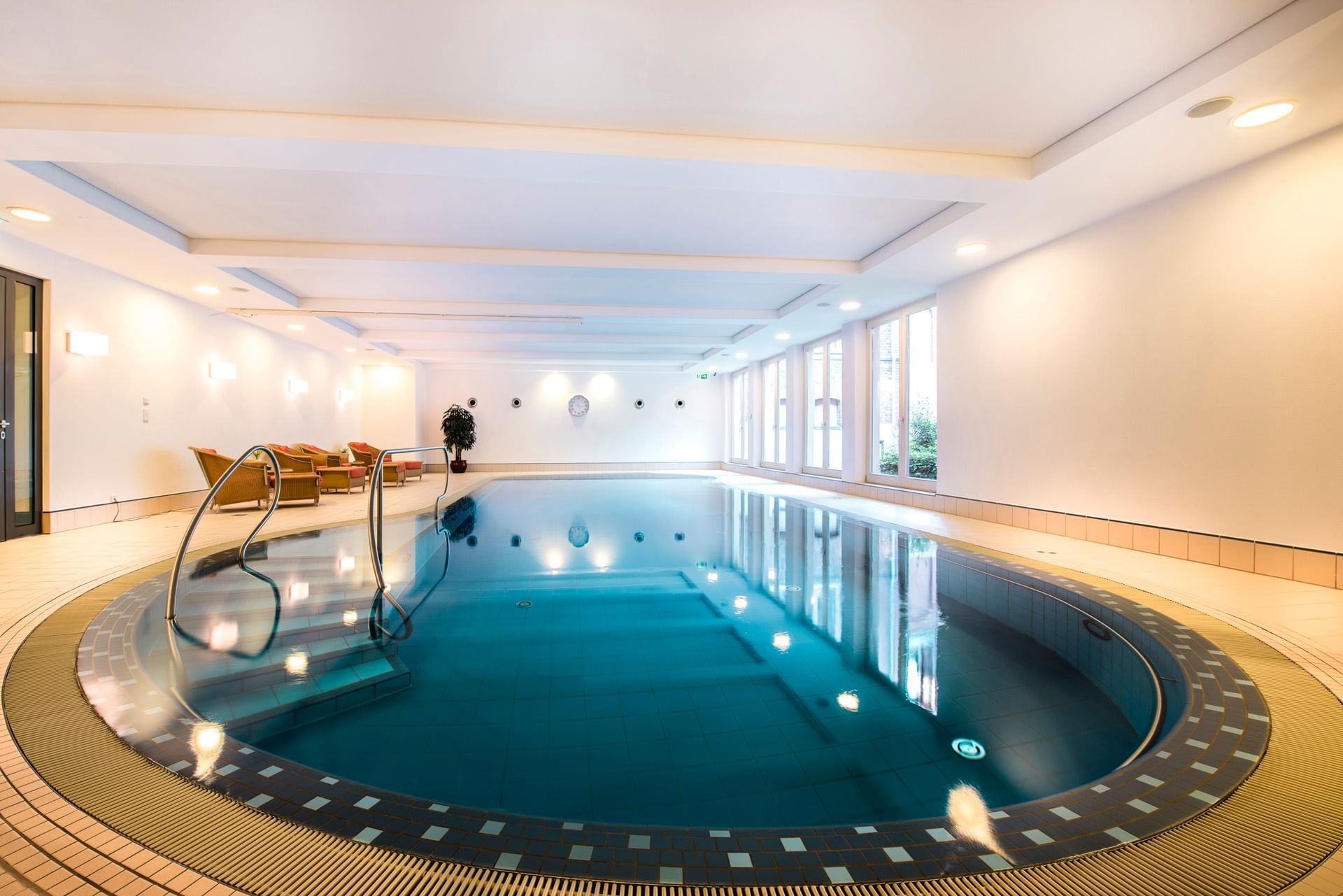 Schwimmbecken mit Liegen im Hotel Collegium Leoninum, Bonn
