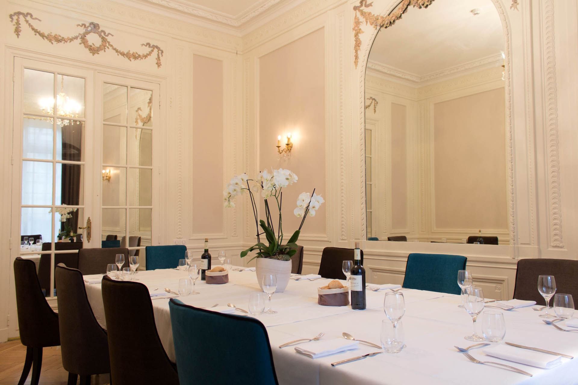 Table de réunion organisée à l'Oceania Le Métropole Montpellier