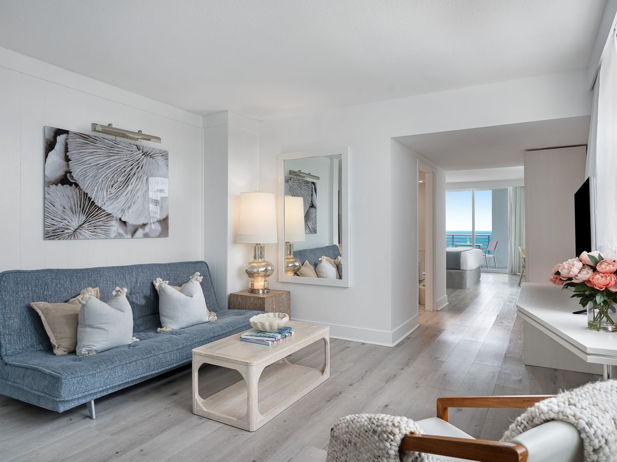 Entrada a la suite de dos dormitorios con vistas al mar en el Grand Beach Hotel de Miami Beach, las mejores habitaciones de hotel de Miami Beach