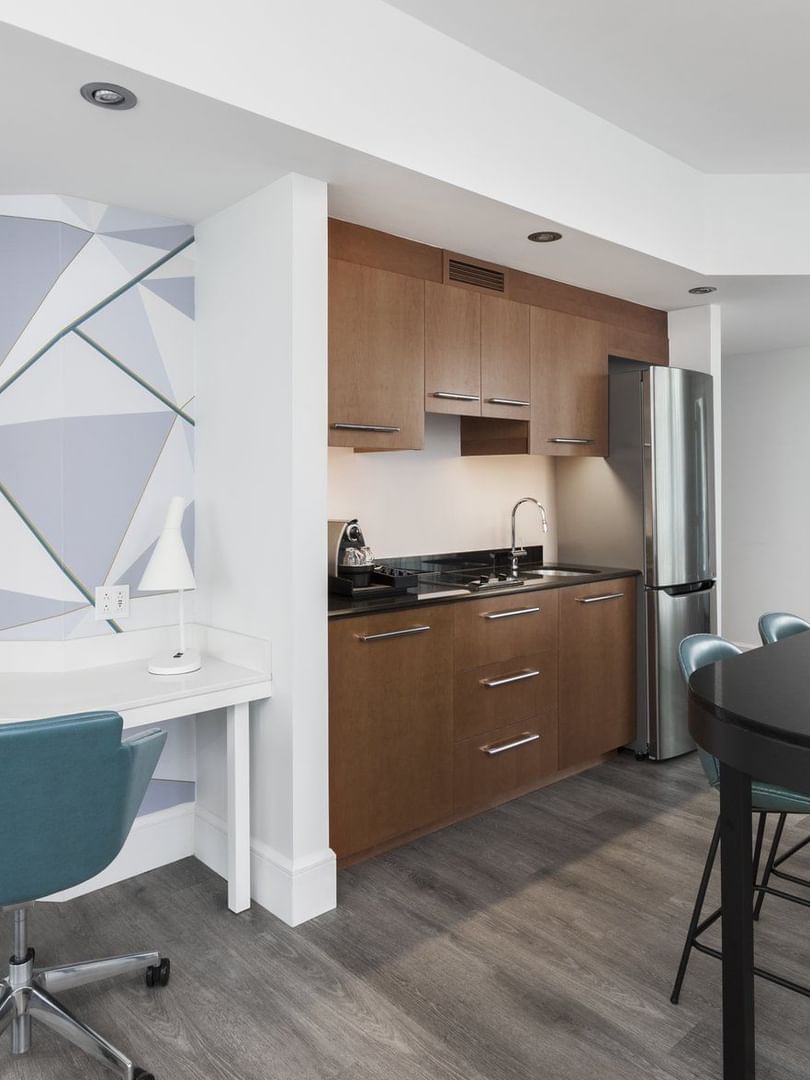 Cuisine et coin repas modernes dans le Penthouse Drummond du Warwick Le Crystal à Montréal.