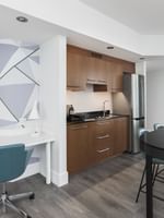 Cuisine et coin repas modernes dans le Penthouse Drummond du Warwick Le Crystal à Montréal.