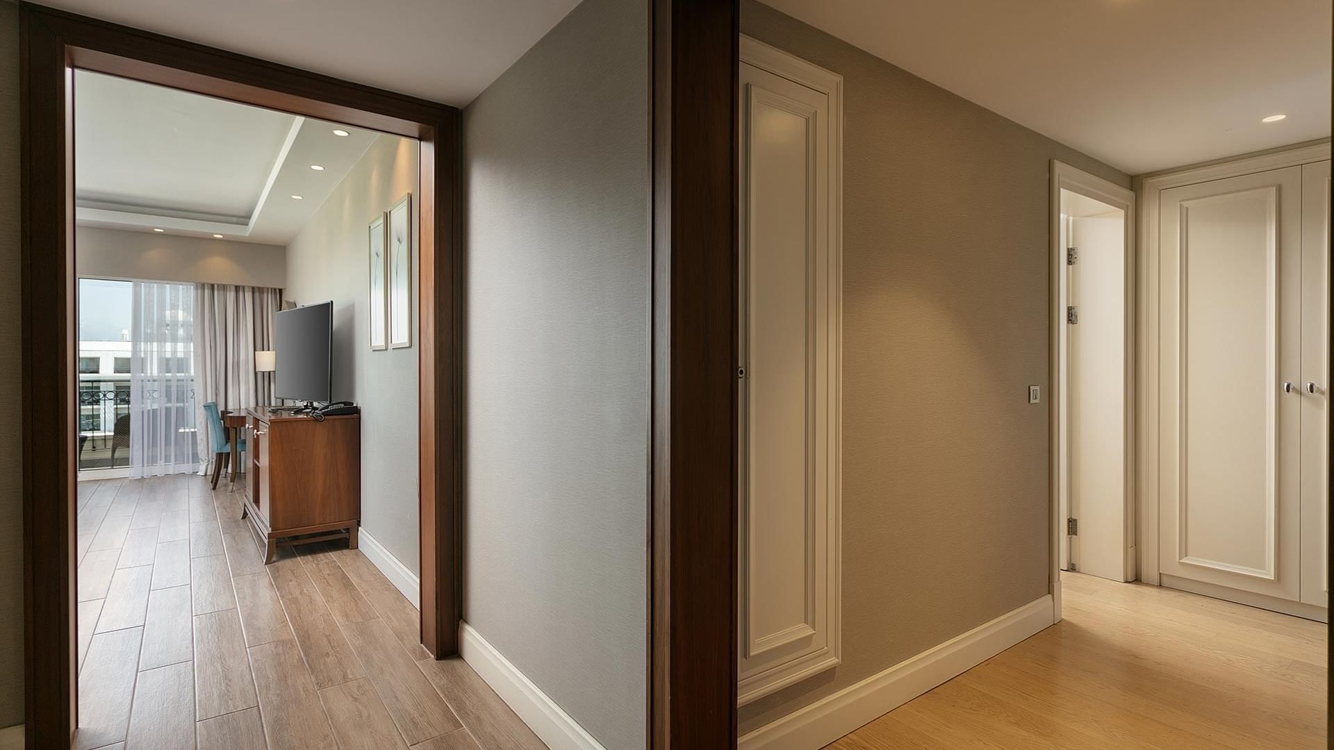 Titanic Deluxe Golf Belek’te ahşap zeminli Major Süit’in girişi.