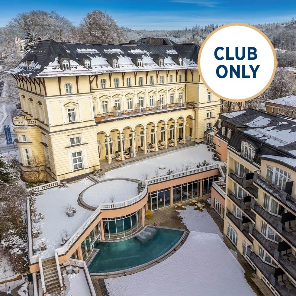 Vista aerea di un hotel innevato con piscina coperta e Club Only.