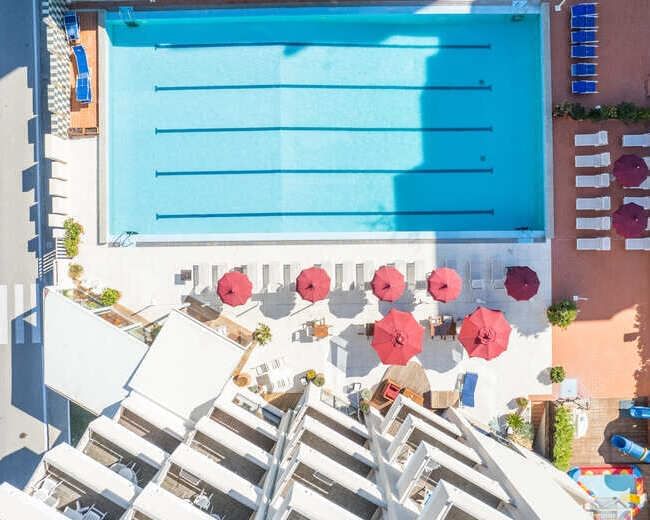 unahotels Pesaro piscina