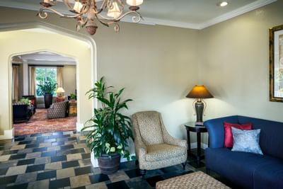 Interior of the lobby area of Plaza Inn & Suites at Ashland Creek​