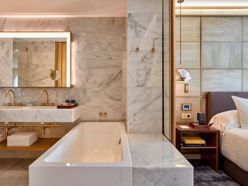 Junior Suite | Vista del baño y el dormitorio en Almanac Group