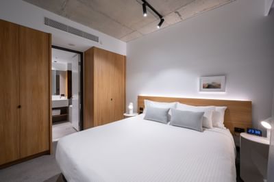King size bed of Executive Premium Apartment, Nesuto Docklands