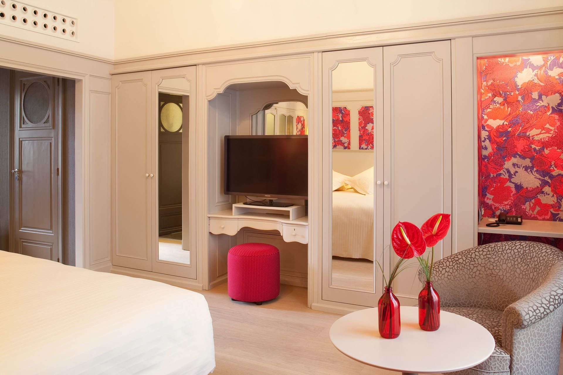 Placard près du lit dans la Chambre Exécutive à l'Oceania L'Univers Tours