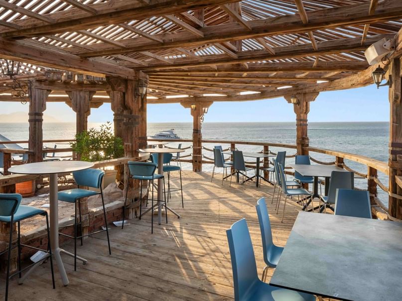 بار خشبي على طراز القراصنة مع إطلالة على البحر في منتجع بيكالباتروس جولف بيتش، شرم الشيخ.