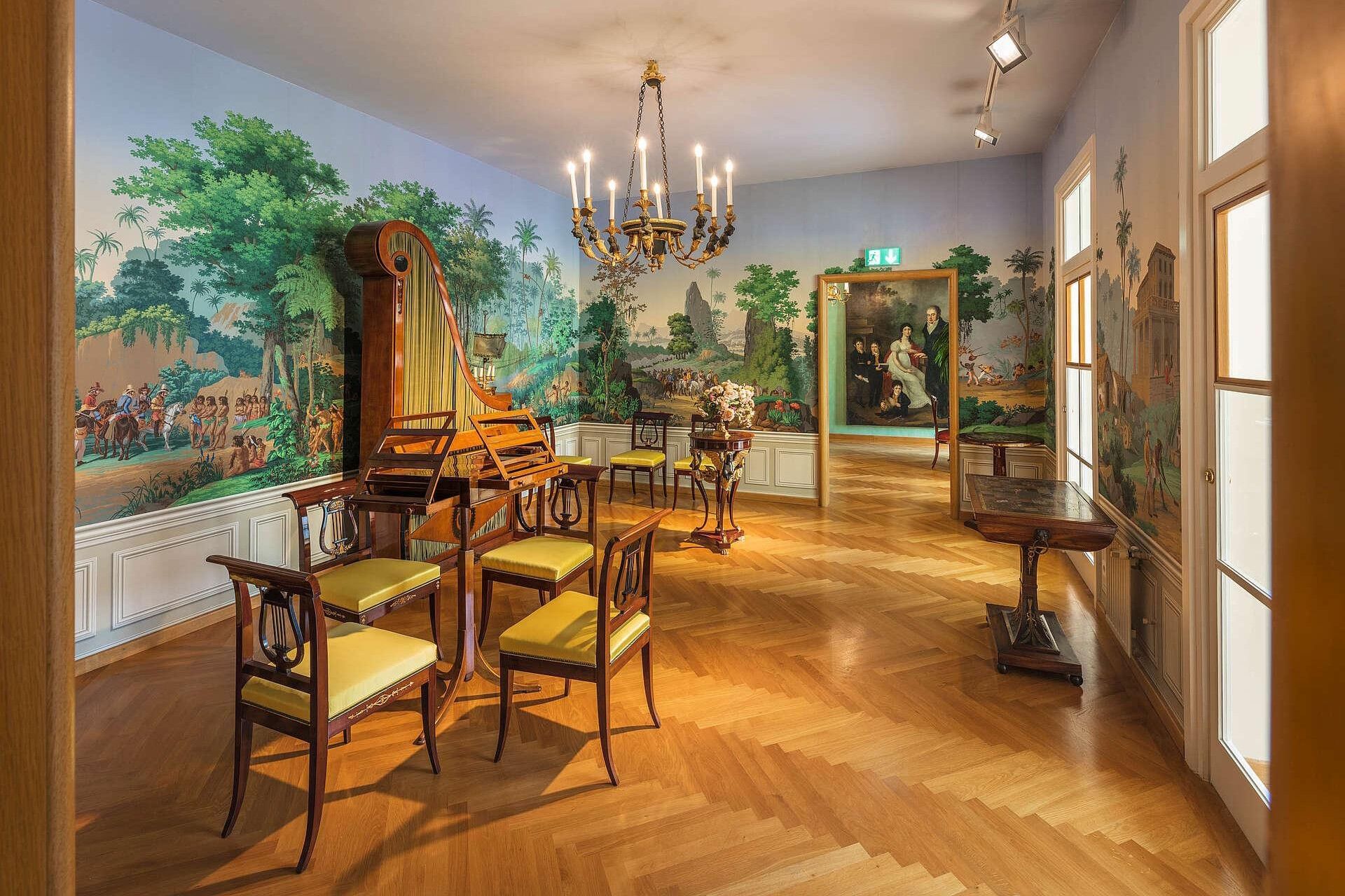 Ausstellung im Haus der Musik Wien mit historischen Instrumenten und kunstvoll gestalteten Räumen.