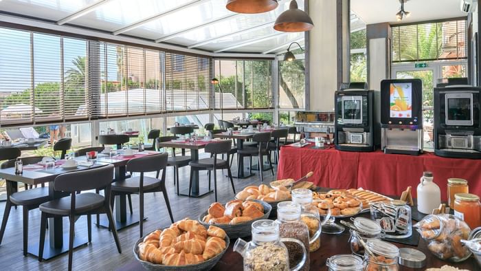 Dining area with snack buffet table at Hotel des orangers