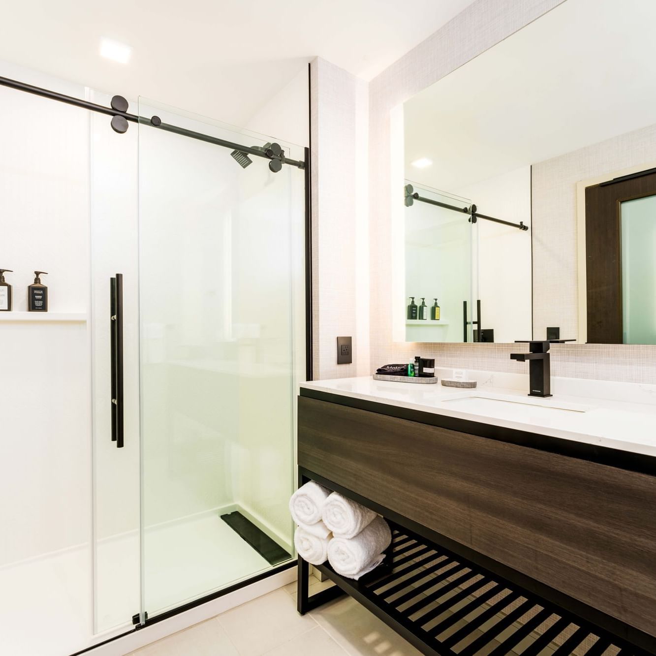 The Artisan Hotel Salem King Bathroom