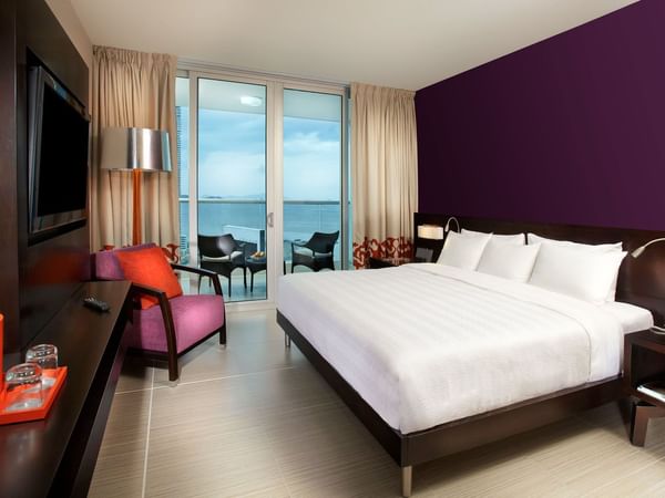 Cómoda cama con TV en Junior King Vista al Mar en Megapolis Hotel Panamá