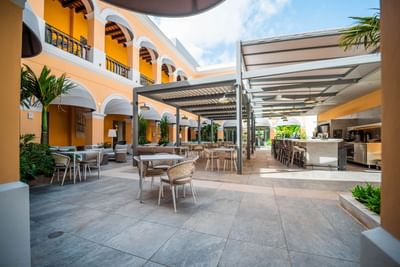 Consular restaurant and bar
