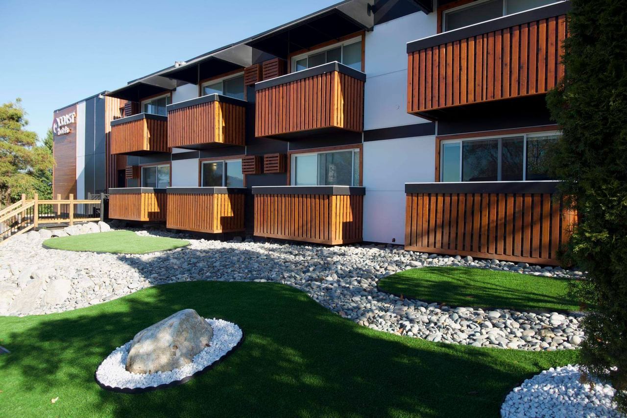 Coast Metro Vancouver Hotel exterior