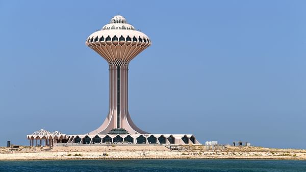 Le château d'eau d'Al-Khoubar, doté d'une plate-forme d'observation richement décorée surplombant la mer bleue, près de Warwick Al-Khoubar