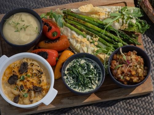 Plato de acompañamiento con macarrones con queso y trufa y verduras a la parrilla en De Cortez Grill House, Hacienda Del Mar, Los Cabos.