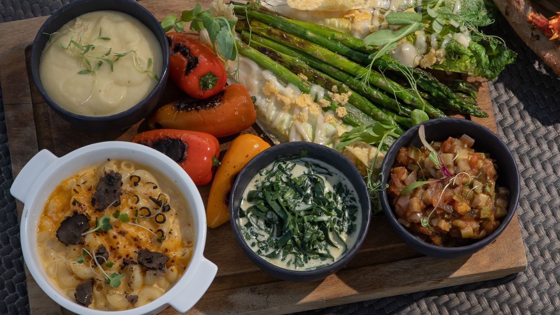 Plato de acompañamiento con macarrones con queso y trufa y verduras a la parrilla en De Cortez Grill House, Hacienda Del Mar, Los Cabos.