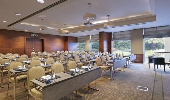 Azor 1 toplantı salonu, Titanic Business Kartal’da masa ve sandalyelerle sınıf düzeninde hazırlanarak eğitim ve seminerler için ideal bir ortam sunar.