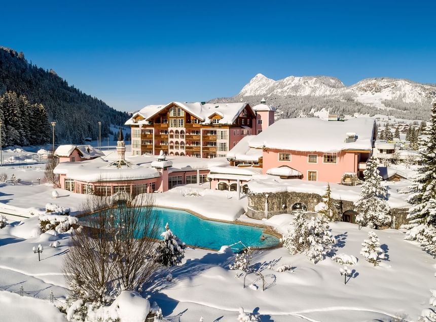 Schönes Winterfoto Wellnesshotel liebes Rot-Flüh im Tannheimertal mit Top Wellness