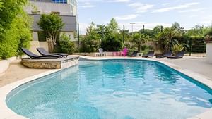 Sourround sunbed by pool at Le Clos des Tanneurs