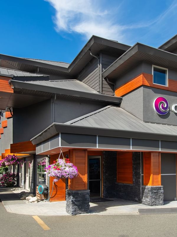 Coast Parksville Hotel, hotel exterior and entrance driveway in Parksville, BC