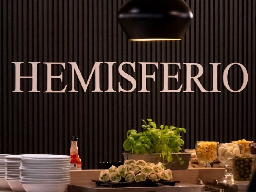Buffet «Hemisferio» con productos frescos y postres.