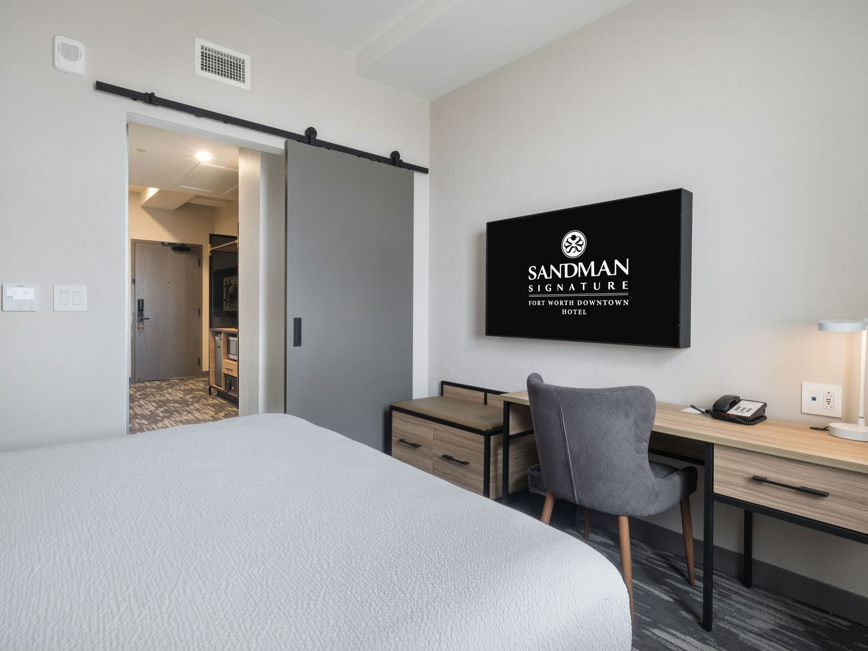 Signature King Room Sandman Signature Fort Worth Downtown Hotel