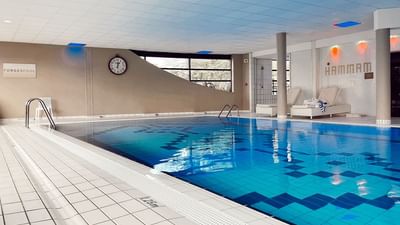 Piscine intérieure du ForgesHotel, idéale pour un moment de détente