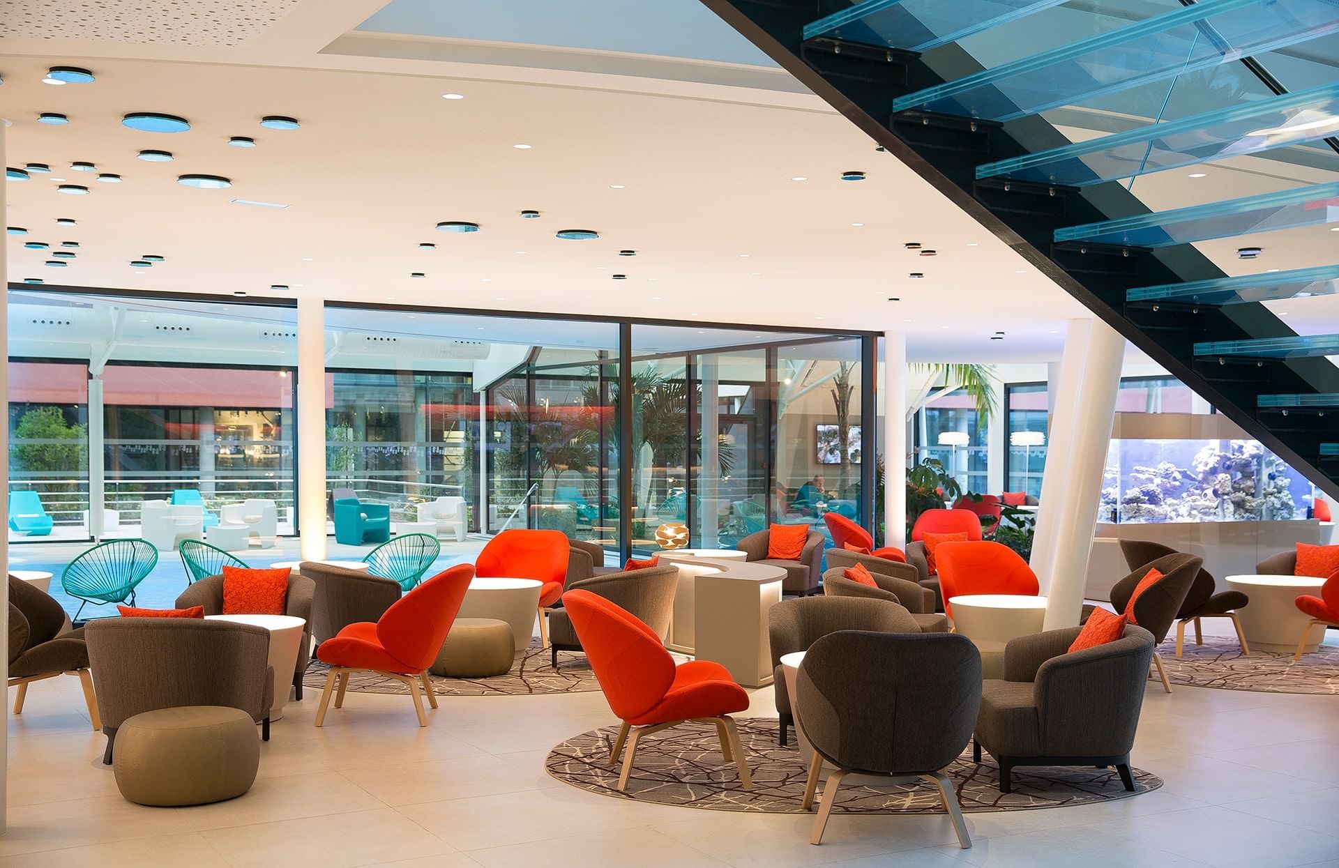 Espace salon dans le hall de l'hôtel à l'Oceania Paris Roissy CDG