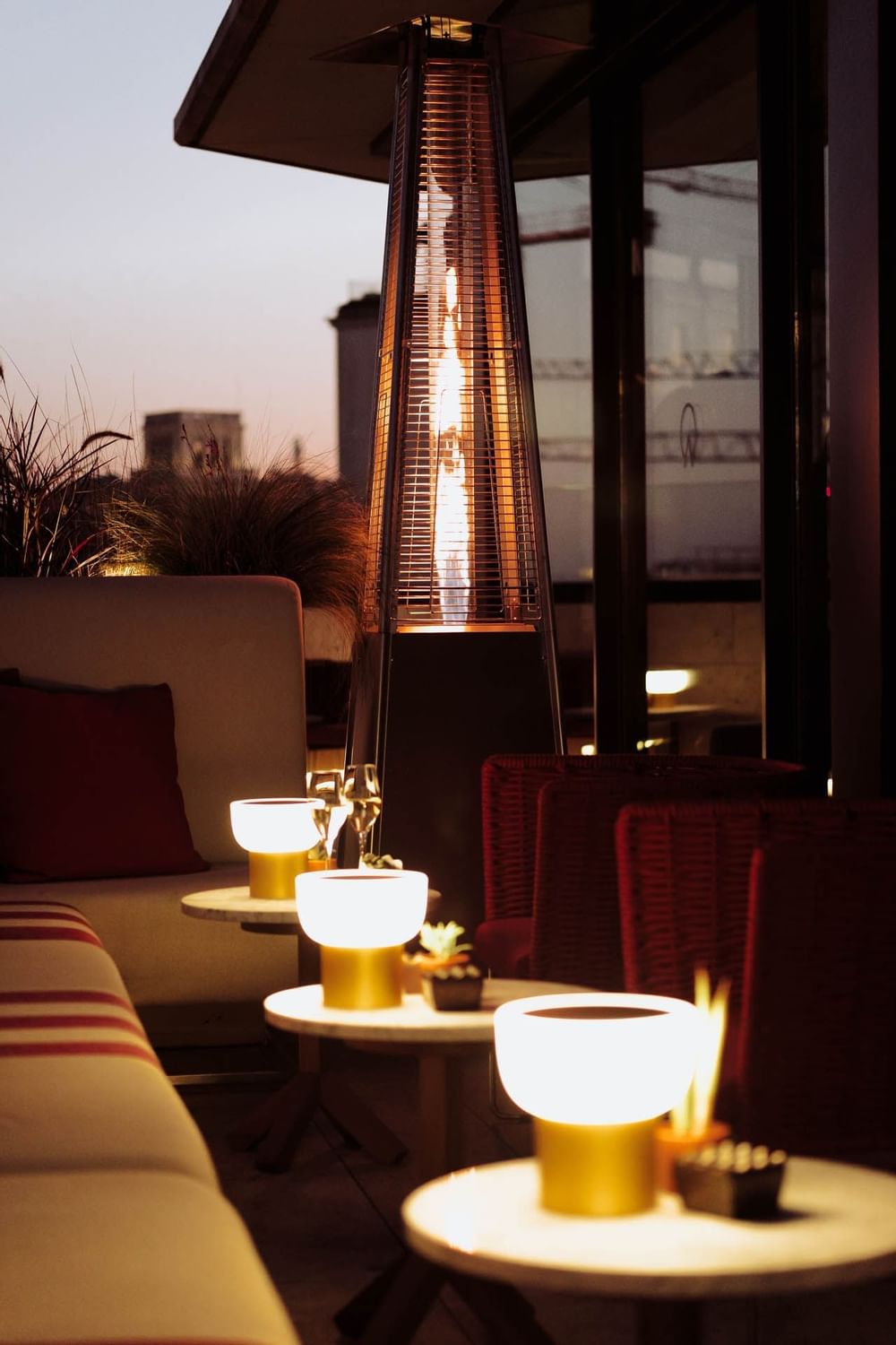Essbereich auf der Dachterrasse mit Tischlampen, Almanac X Alcron Prag