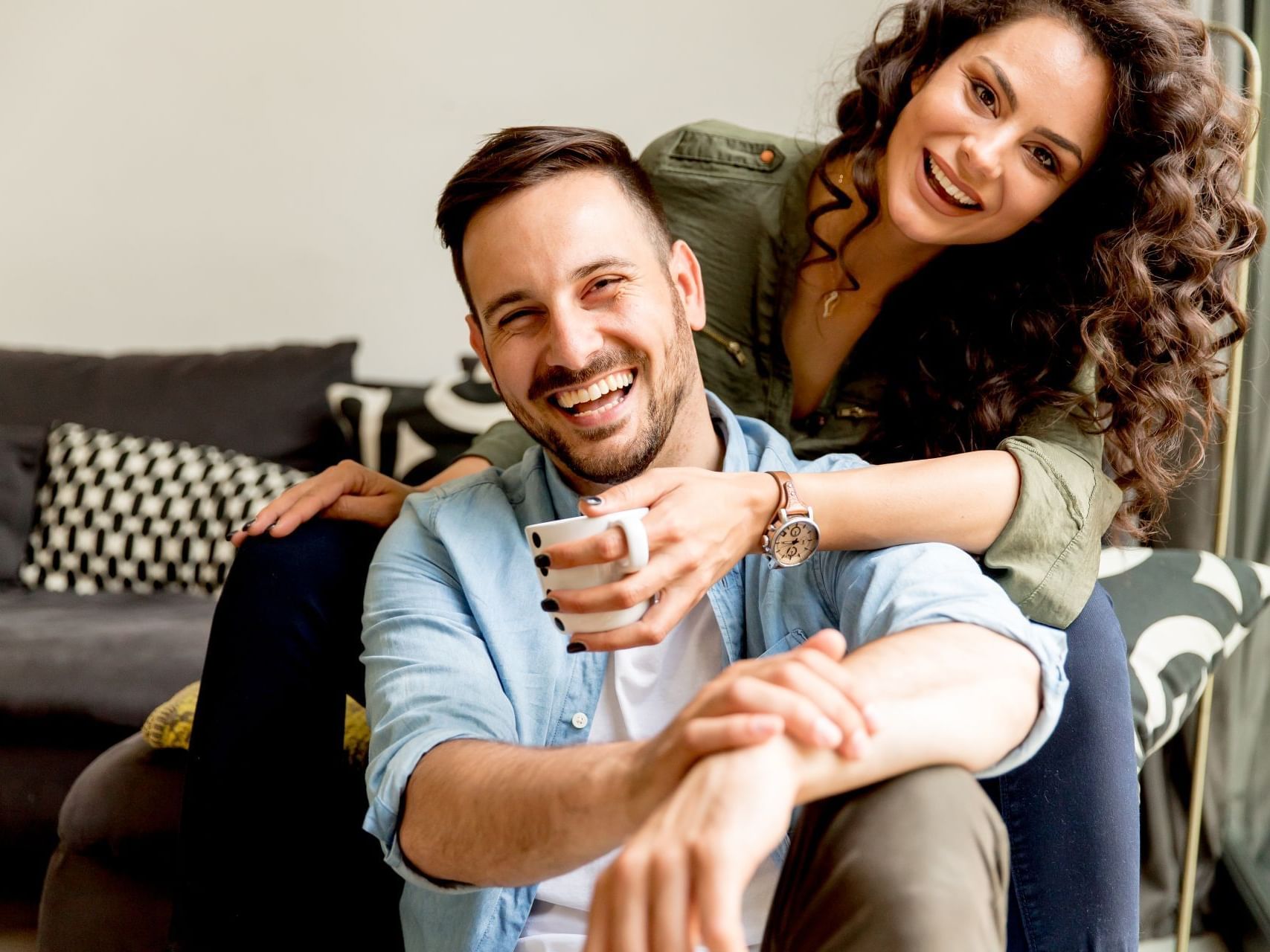 Close-up of couple posing at Hotel Torremayor Providencia