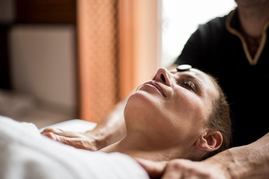 Close-up of an ongoing massage in Orjola spa at Liebes Rot