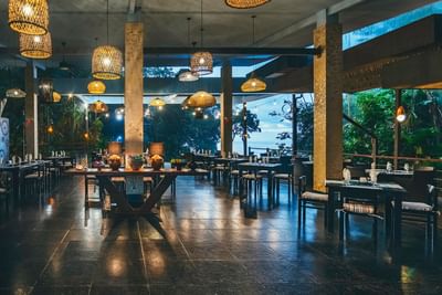 Mesas de comedor dispuestas en Karolas Restaurant & Bar en Los Altos Resort