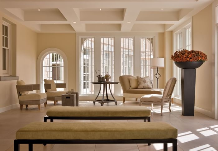 Interior of a lounge with chairs at Hotel Parq Central